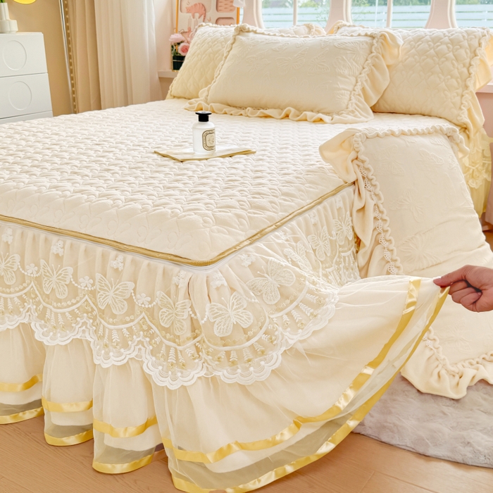 91家纺网 家纺一手货源 找家纺 罗艺轩 2025新款简约雕花牛奶绒可拆卸单床裙床裙单件单品床裙蝶恋（已申专版，严格控价） 蝶恋-米黄