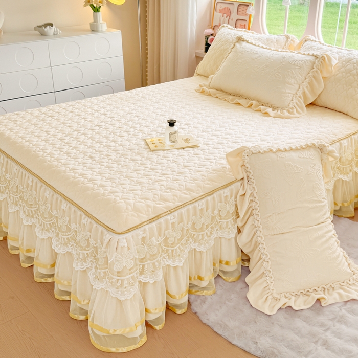 91家纺网 家纺一手货源 找家纺 罗艺轩 2025新款简约雕花牛奶绒可拆卸单床裙床裙单件单品床裙蝶恋（已申专版，严格控价） 蝶恋-米黄