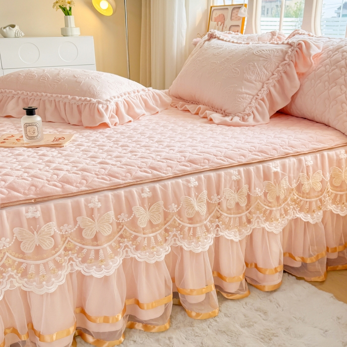 91家纺网 家纺一手货源 找家纺 罗艺轩 2025新款简约雕花牛奶绒可拆卸单床裙床裙单件单品床裙蝶恋（已申专版，严格控价） 蝶恋-玉