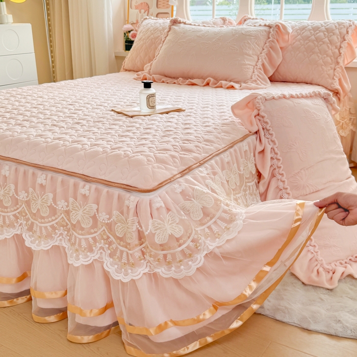 91家纺网 家纺一手货源 找家纺 罗艺轩 2025新款简约雕花牛奶绒可拆卸单床裙床裙单件单品床裙蝶恋（已申专版，严格控价） 蝶恋-玉