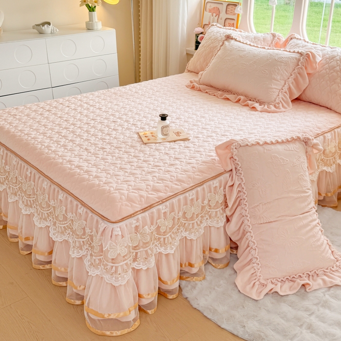 91家纺网 家纺一手货源 找家纺 罗艺轩 2025新款简约雕花牛奶绒可拆卸单床裙床裙单件单品床裙蝶恋（已申专版，严格控价） 蝶恋-玉