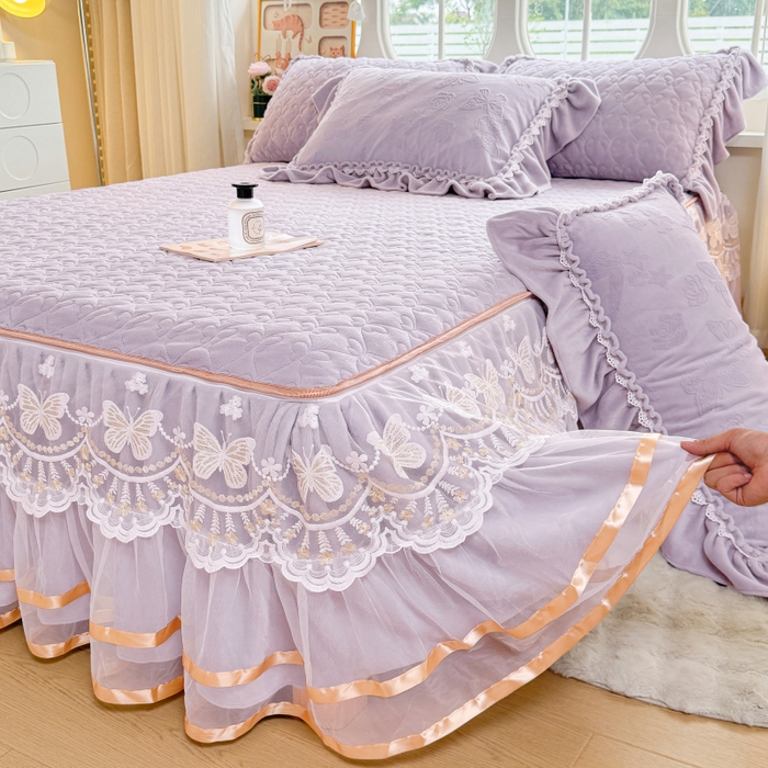 91家纺网 家纺一手货源 找家纺 罗艺轩 2025新款简约雕花牛奶绒可拆卸单床裙床裙单件单品床裙蝶恋（已申专版，严格控价） 蝶恋-紫