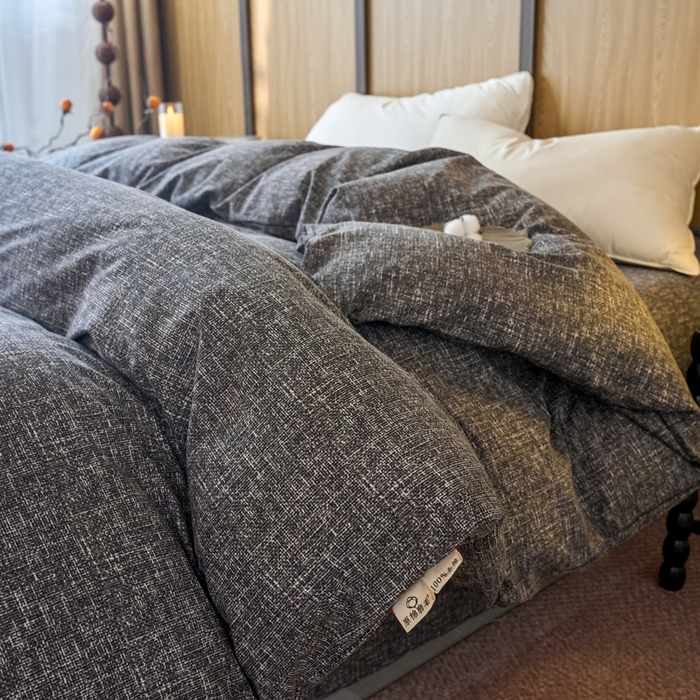 91家纺网 家纺一手货源 找家纺 春皖家纺 2025新款全棉原棉磨毛色织水洗单被套回暖系列-风格二 浅陌灰