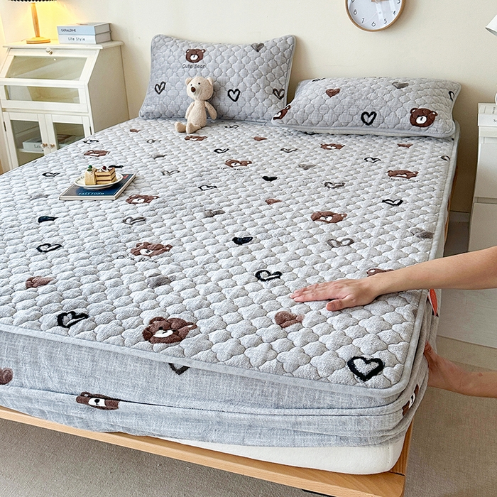 91家纺网 家纺一手货源 找家纺 铭成家纺 2025新款牛奶绒夹棉保暖床笠 爱心小熊-灰