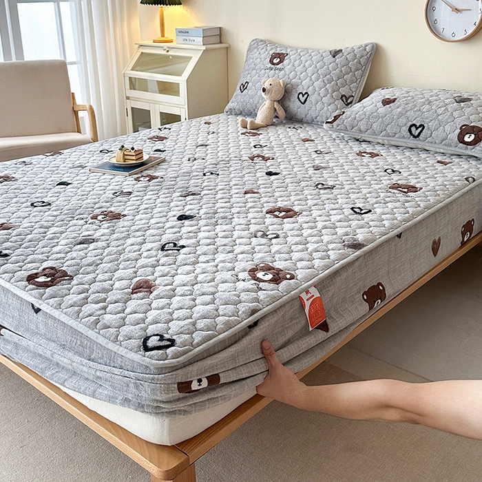 91家纺网 家纺一手货源 找家纺 铭成家纺 2025新款牛奶绒夹棉保暖床笠 爱心小熊-灰