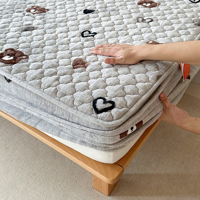 91家纺网 家纺一手货源 找家纺 铭成家纺 2025新款牛奶绒夹棉保暖床笠 爱心小熊-灰