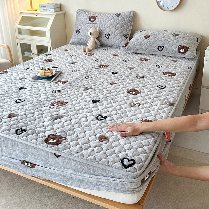 91家纺网 家纺一手货源 找家纺 铭成家纺 2025新款牛奶绒夹棉保暖床笠 爱心小熊-灰