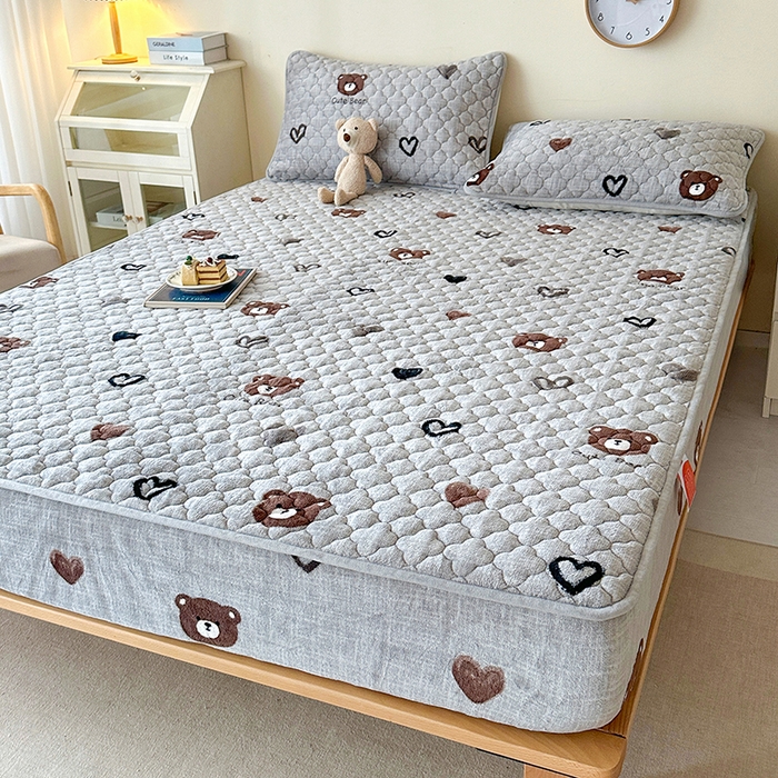 91家纺网 家纺一手货源 找家纺 铭成家纺 2025新款牛奶绒夹棉保暖床笠 爱心小熊-灰