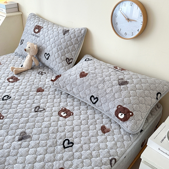 91家纺网 家纺一手货源 找家纺 铭成家纺 2025新款牛奶绒夹棉保暖床笠 爱心小熊-灰