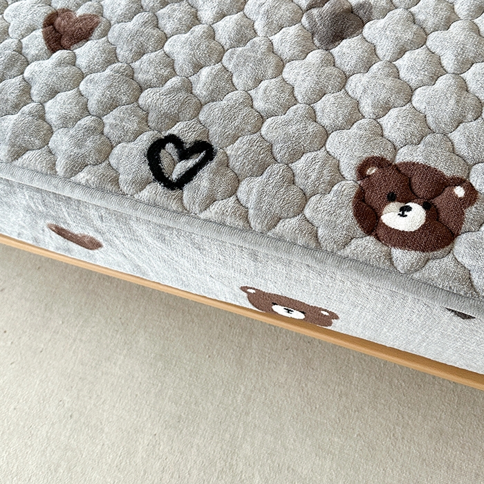 91家纺网 家纺一手货源 找家纺 铭成家纺 2025新款牛奶绒夹棉保暖床笠 爱心小熊-灰