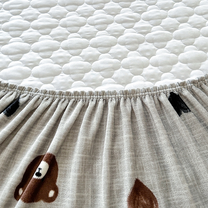 91家纺网 家纺一手货源 找家纺 铭成家纺 2025新款牛奶绒夹棉保暖床笠 爱心小熊-灰