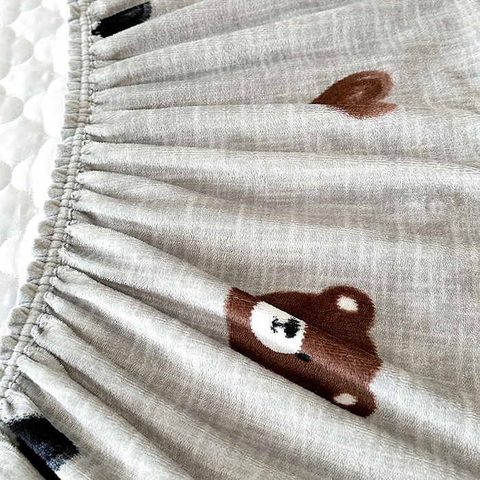 91家纺网 家纺一手货源 找家纺 铭成家纺 2025新款牛奶绒夹棉保暖床笠 爱心小熊-灰
