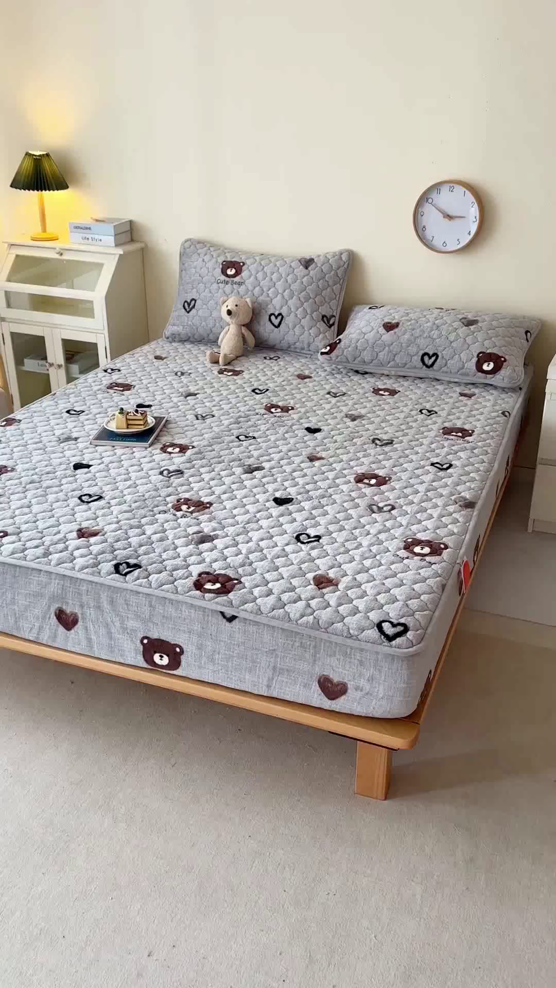91家纺网 家纺一手货源 找家纺 铭成家纺 2025新款牛奶绒夹棉保暖床笠 爱心小熊-灰