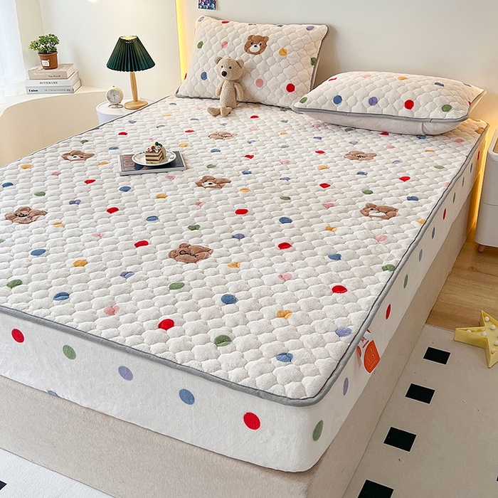 91家纺网 家纺一手货源 找家纺 铭成家纺 2025新款牛奶绒夹棉保暖床笠 波点小熊