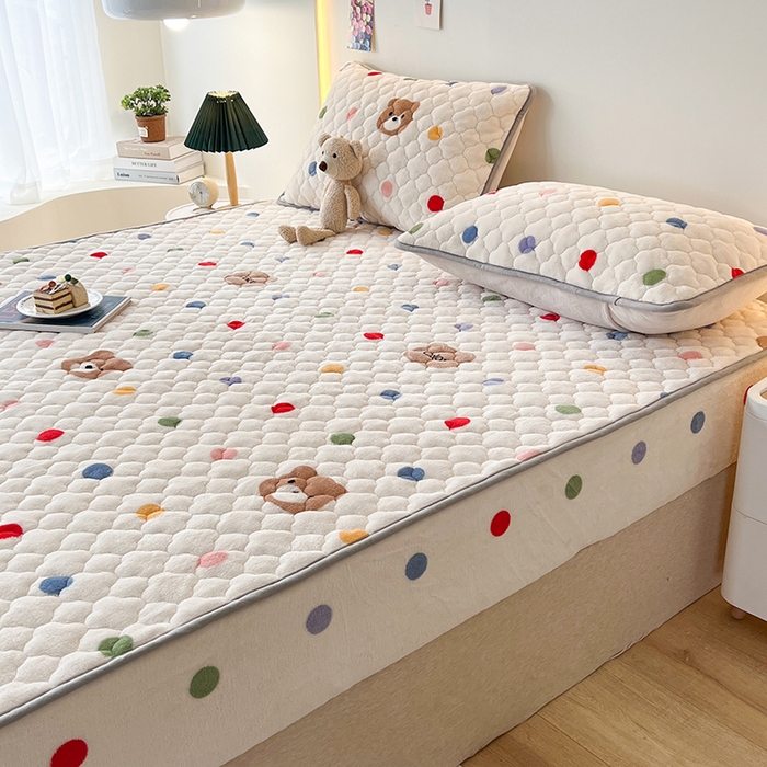 91家纺网 家纺一手货源 找家纺 铭成家纺 2025新款牛奶绒夹棉保暖床笠 波点小熊