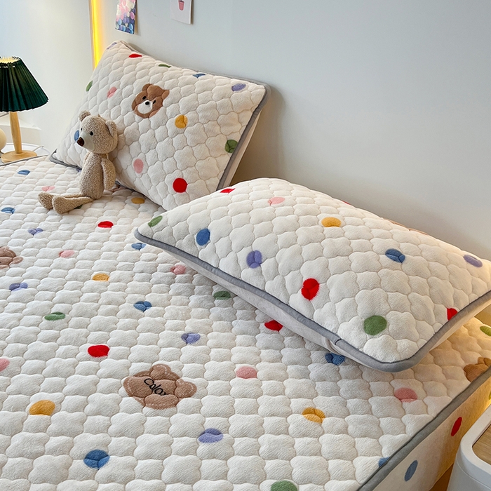 91家纺网 家纺一手货源 找家纺 铭成家纺 2025新款牛奶绒夹棉保暖床笠 波点小熊