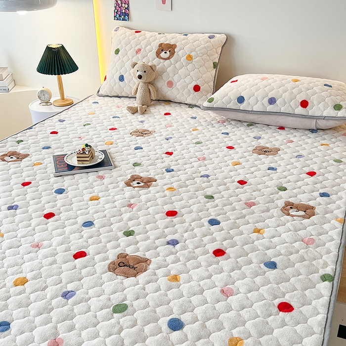 91家纺网 家纺一手货源 找家纺 铭成家纺 2025新款牛奶绒夹棉保暖床笠 波点小熊