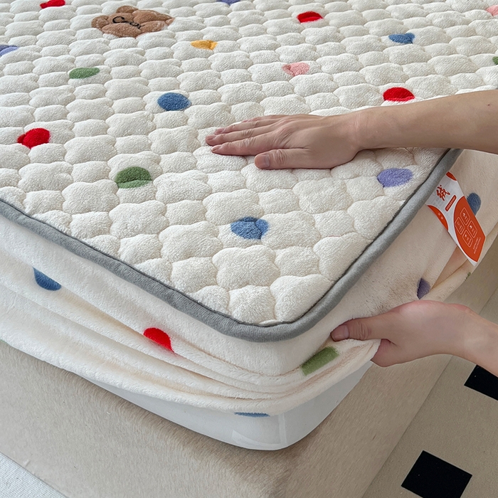 91家纺网 家纺一手货源 找家纺 铭成家纺 2025新款牛奶绒夹棉保暖床笠 波点小熊