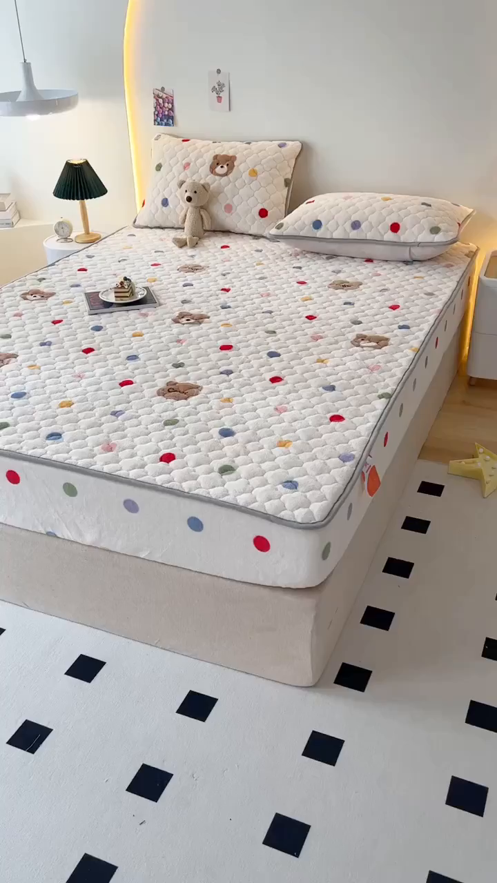 91家纺网 家纺一手货源 找家纺 铭成家纺 2025新款牛奶绒夹棉保暖床笠 波点小熊