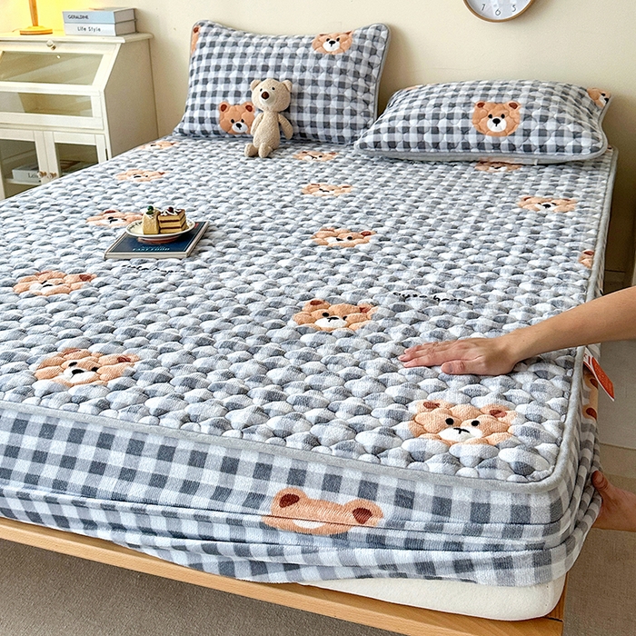 91家纺网 家纺一手货源 找家纺 铭成家纺 2025新款牛奶绒夹棉保暖床笠 布丁熊