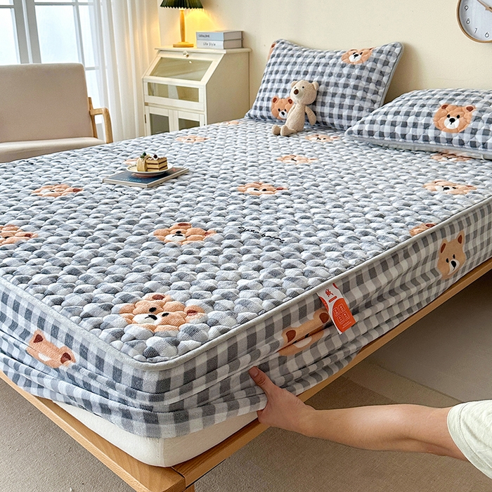 91家纺网 家纺一手货源 找家纺 铭成家纺 2025新款牛奶绒夹棉保暖床笠 布丁熊