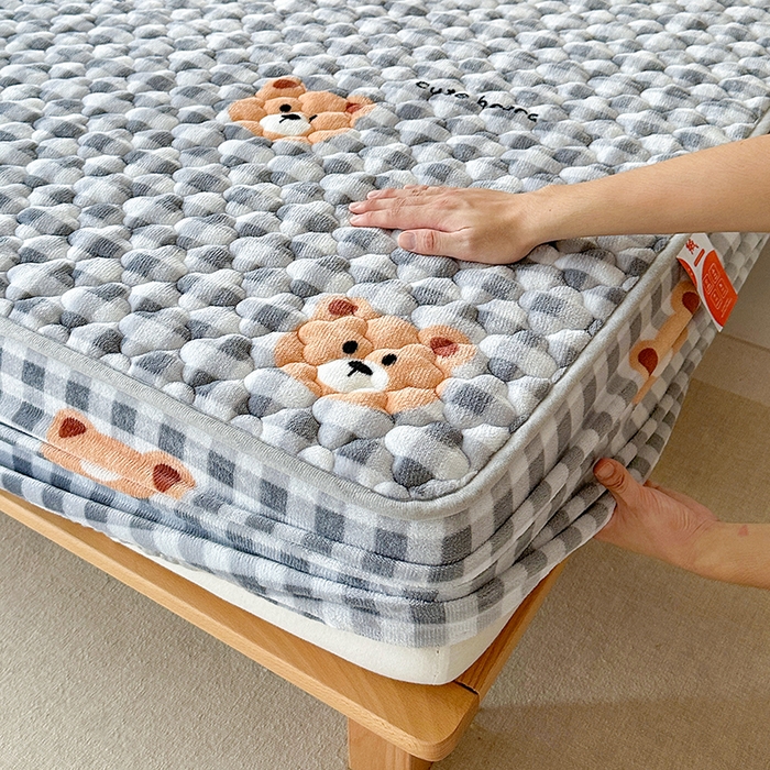 91家纺网 家纺一手货源 找家纺 铭成家纺 2025新款牛奶绒夹棉保暖床笠 布丁熊