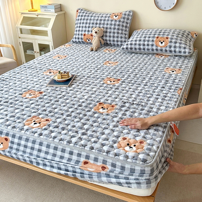 91家纺网 家纺一手货源 找家纺 铭成家纺 2025新款牛奶绒夹棉保暖床笠 布丁熊