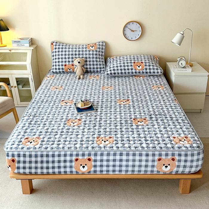 91家纺网 家纺一手货源 找家纺 铭成家纺 2025新款牛奶绒夹棉保暖床笠 布丁熊