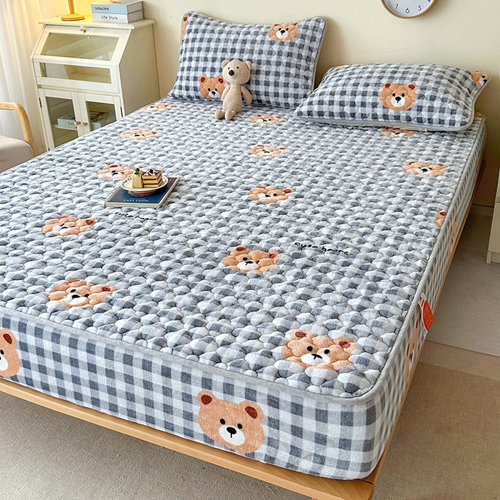 91家纺网 家纺一手货源 找家纺 铭成家纺 2025新款牛奶绒夹棉保暖床笠 布丁熊