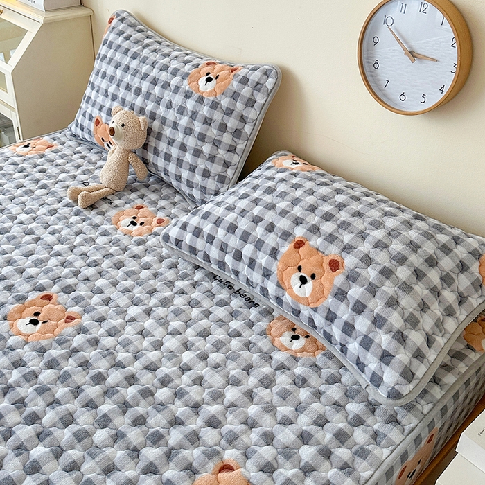 91家纺网 家纺一手货源 找家纺 铭成家纺 2025新款牛奶绒夹棉保暖床笠 布丁熊