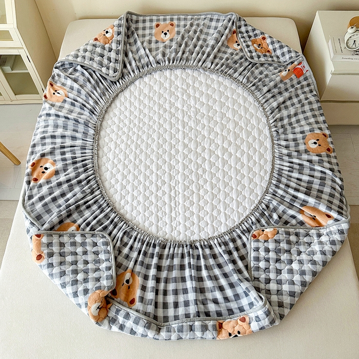 91家纺网 家纺一手货源 找家纺 铭成家纺 2025新款牛奶绒夹棉保暖床笠 布丁熊