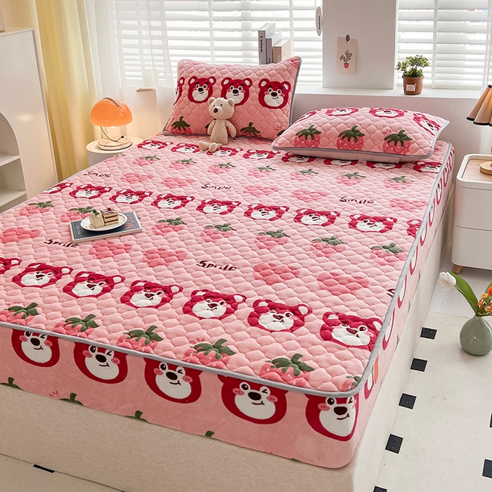 91家纺网 家纺一手货源 找家纺 铭成家纺 2025新款牛奶绒夹棉保暖床笠 草莓熊