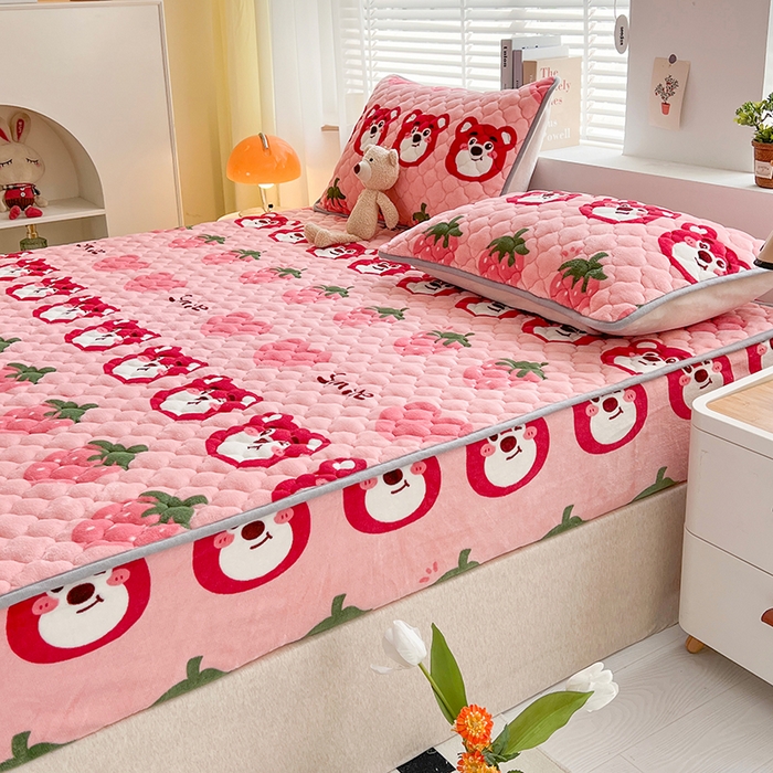 91家纺网 家纺一手货源 找家纺 铭成家纺 2025新款牛奶绒夹棉保暖床笠 草莓熊