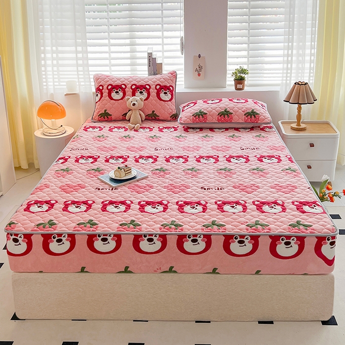 91家纺网 家纺一手货源 找家纺 铭成家纺 2025新款牛奶绒夹棉保暖床笠 草莓熊