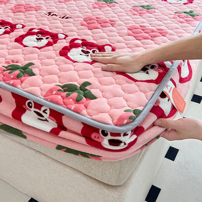 91家纺网 家纺一手货源 找家纺 铭成家纺 2025新款牛奶绒夹棉保暖床笠 草莓熊