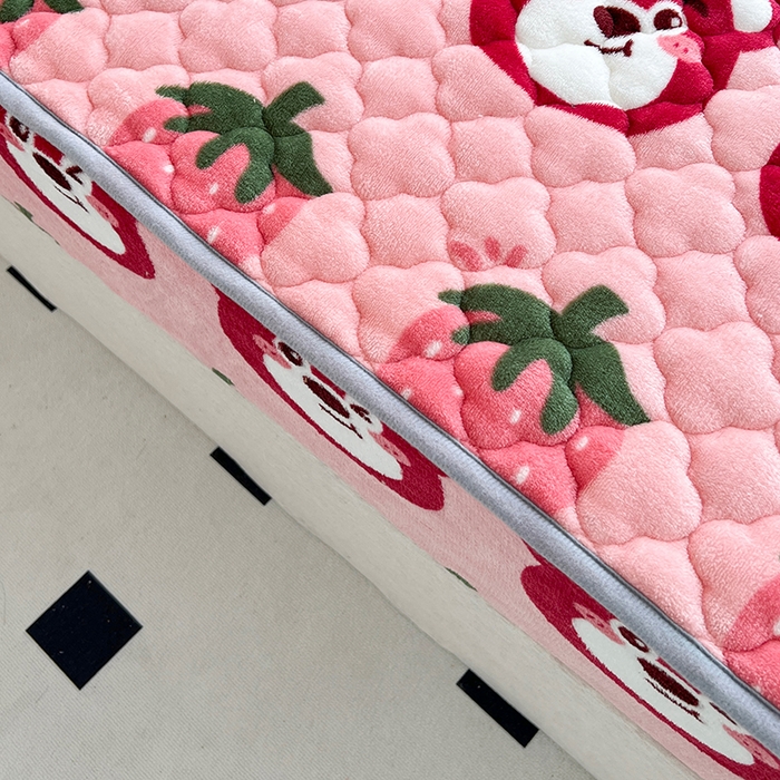 91家纺网 家纺一手货源 找家纺 铭成家纺 2025新款牛奶绒夹棉保暖床笠 草莓熊