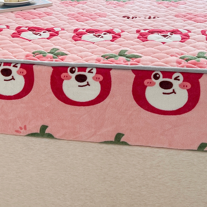 91家纺网 家纺一手货源 找家纺 铭成家纺 2025新款牛奶绒夹棉保暖床笠 草莓熊