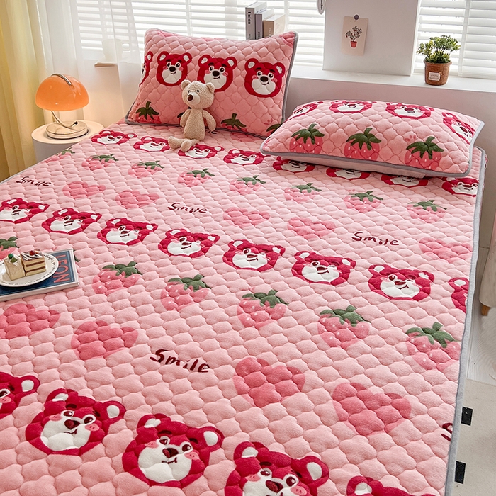 91家纺网 家纺一手货源 找家纺 铭成家纺 2025新款牛奶绒夹棉保暖床笠 草莓熊