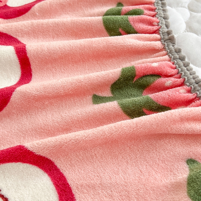 91家纺网 家纺一手货源 找家纺 铭成家纺 2025新款牛奶绒夹棉保暖床笠 草莓熊