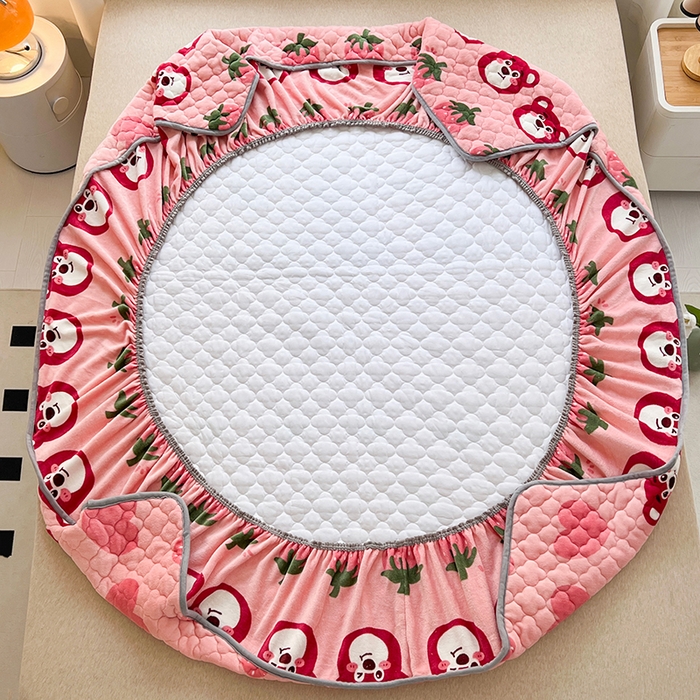 91家纺网 家纺一手货源 找家纺 铭成家纺 2025新款牛奶绒夹棉保暖床笠 草莓熊