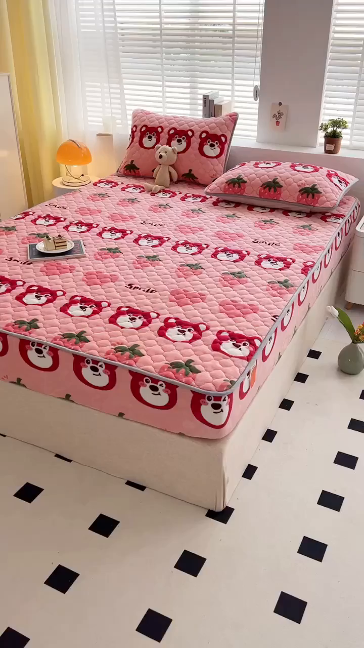 91家纺网 家纺一手货源 找家纺 铭成家纺 2025新款牛奶绒夹棉保暖床笠 草莓熊