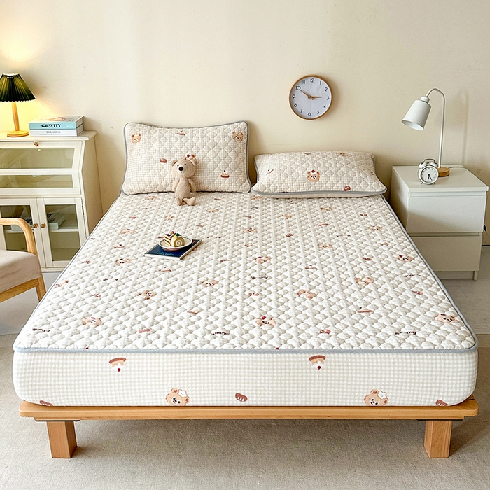 91家纺网 家纺一手货源 找家纺 铭成家纺 2025新款牛奶绒夹棉保暖床笠 格子小熊