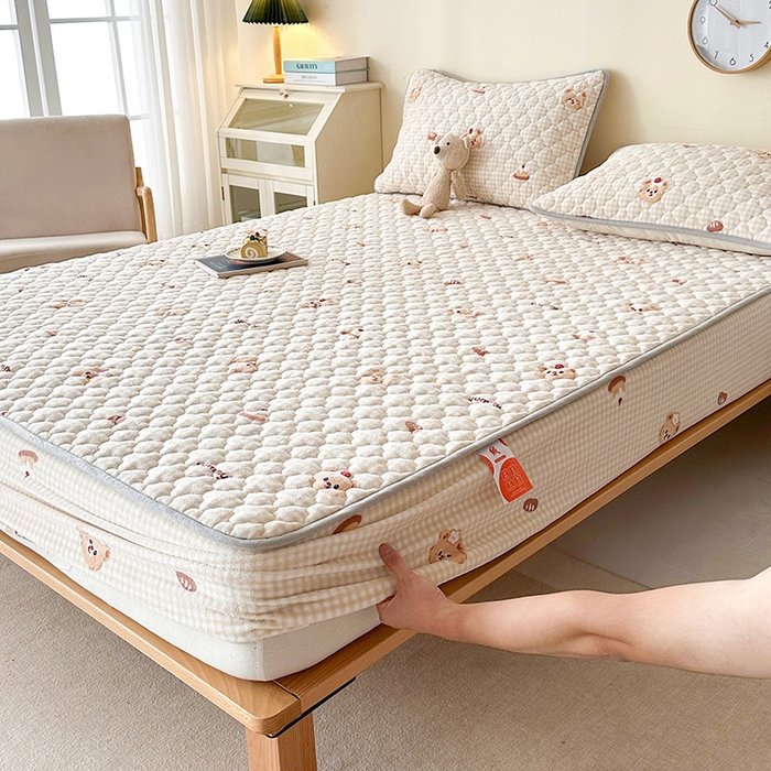 91家纺网 家纺一手货源 找家纺 铭成家纺 2025新款牛奶绒夹棉保暖床笠 格子小熊