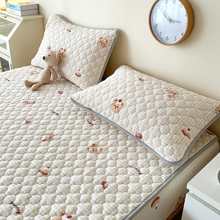 91家纺网 家纺一手货源 找家纺 铭成家纺 2025新款牛奶绒夹棉保暖床笠 格子小熊