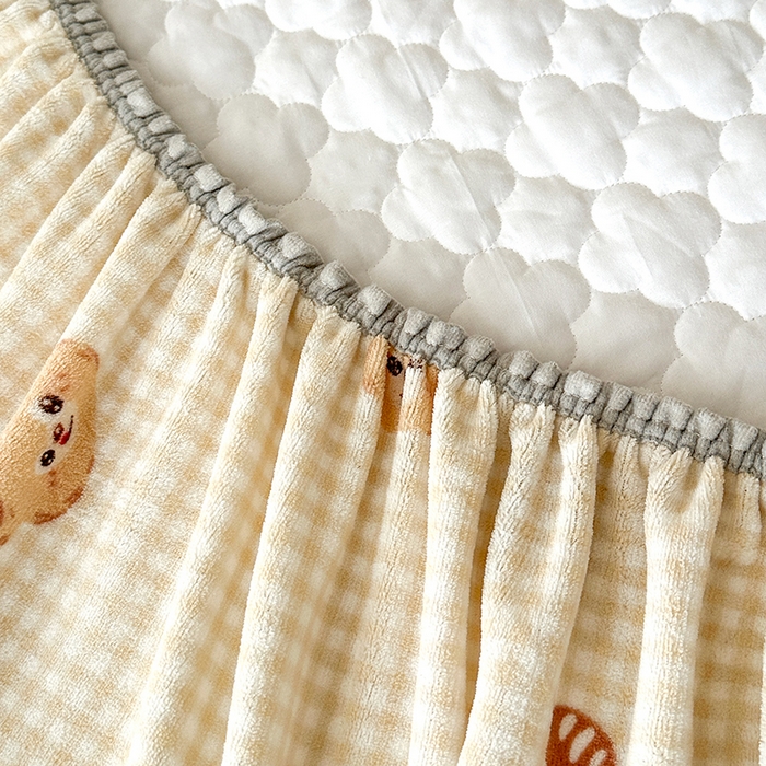 91家纺网 家纺一手货源 找家纺 铭成家纺 2025新款牛奶绒夹棉保暖床笠 格子小熊