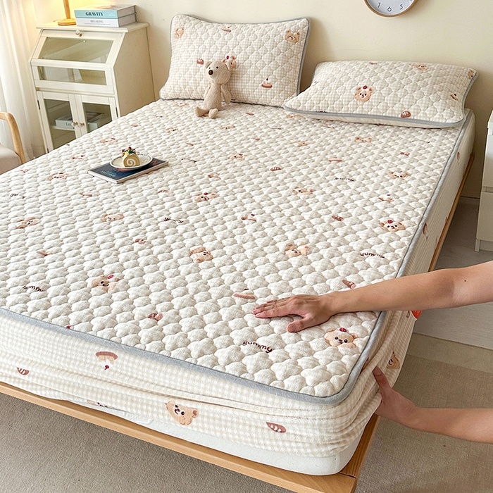 91家纺网 家纺一手货源 找家纺 铭成家纺 2025新款牛奶绒夹棉保暖床笠 格子小熊