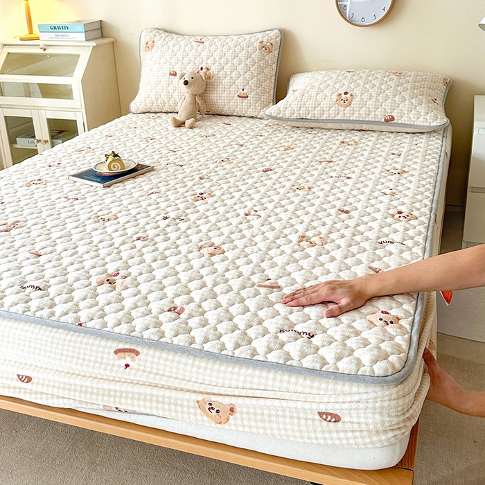 91家纺网 家纺一手货源 找家纺 铭成家纺 2025新款牛奶绒夹棉保暖床笠 格子小熊