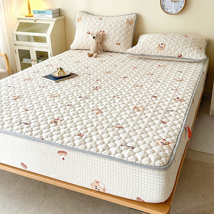 91家纺网 家纺一手货源 找家纺 铭成家纺 2025新款牛奶绒夹棉保暖床笠 格子小熊