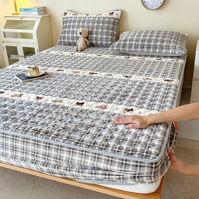 91家纺网 家纺一手货源 找家纺 铭成家纺 2025新款牛奶绒夹棉保暖床笠 贵宾格-灰