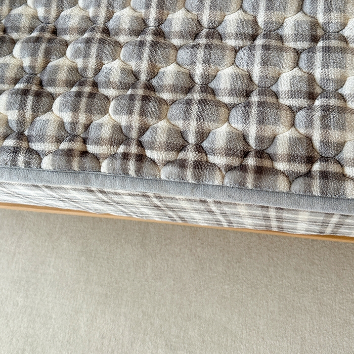 91家纺网 家纺一手货源 找家纺 铭成家纺 2025新款牛奶绒夹棉保暖床笠 贵宾格-灰